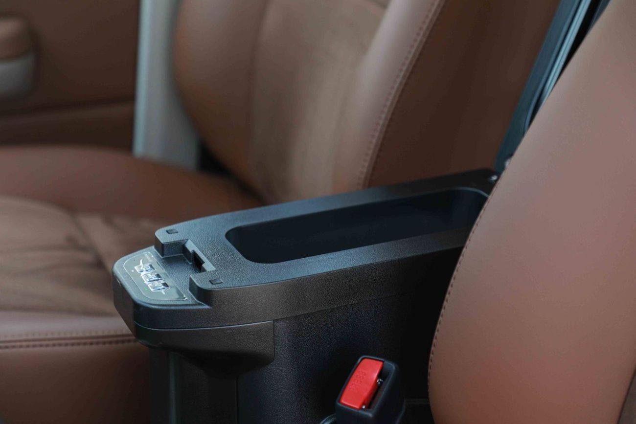 Toyota Land Cruiser 70 2025 TOYOTA LC76 HARDTOP 4.0 - WHITE inside SADLLE TAN | Export Only