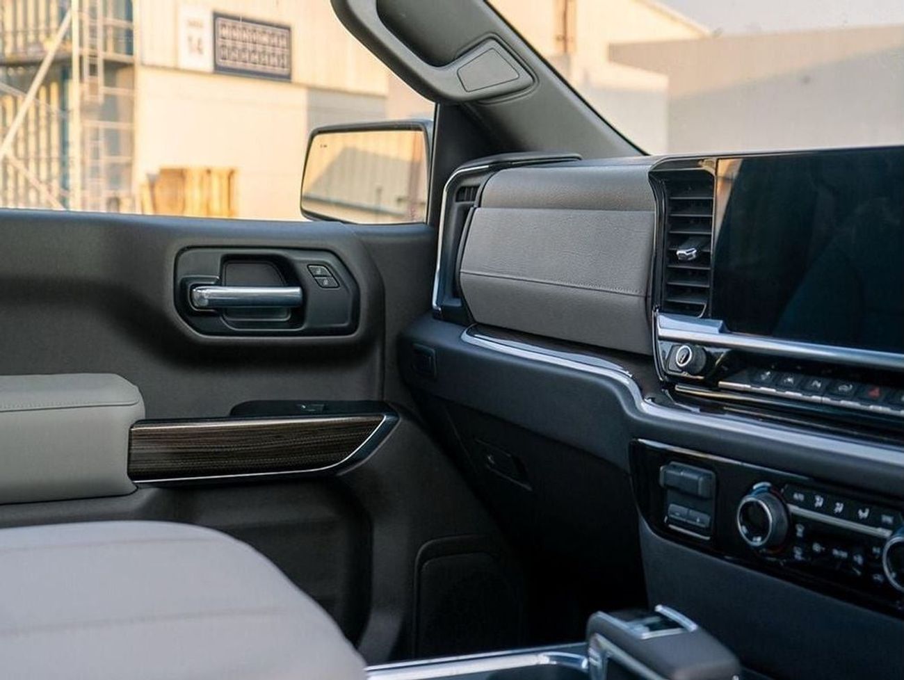 شيفروليه سيلفارادو Z71 Off Road in Right Hand Drive