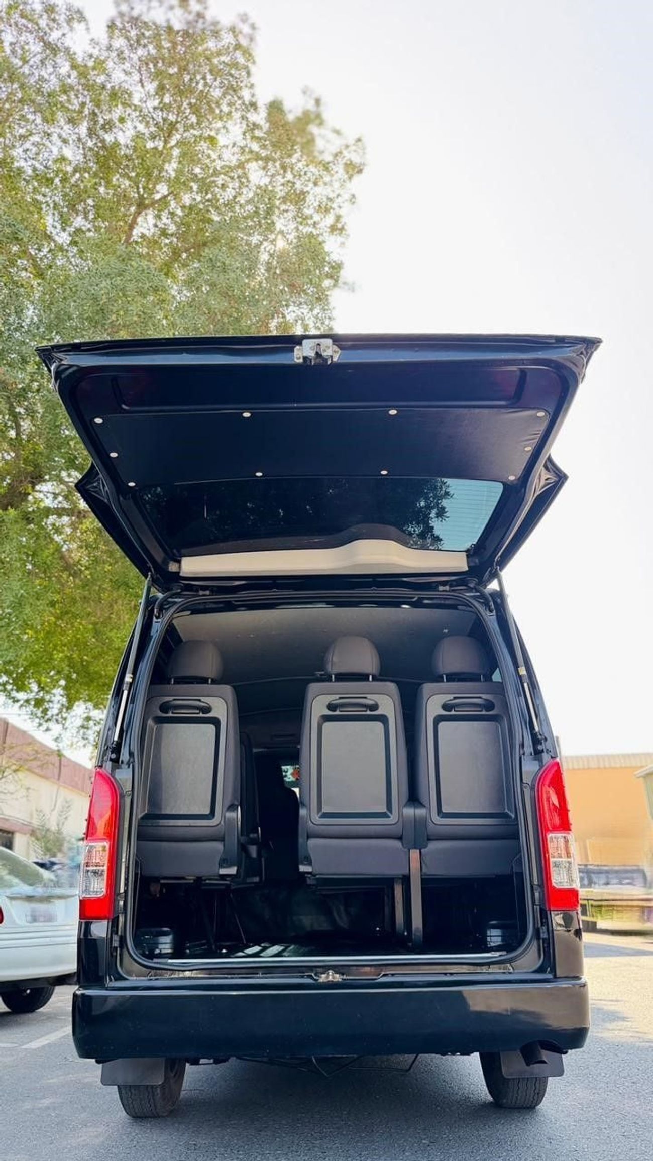 تويوتا هاياس 10 SEATERS | DIGITAL REAR VIEW MIRROR | AUTOMATIC TRANSMISSION | 2.7L PETROL | MULTIMEDIA SCREEN