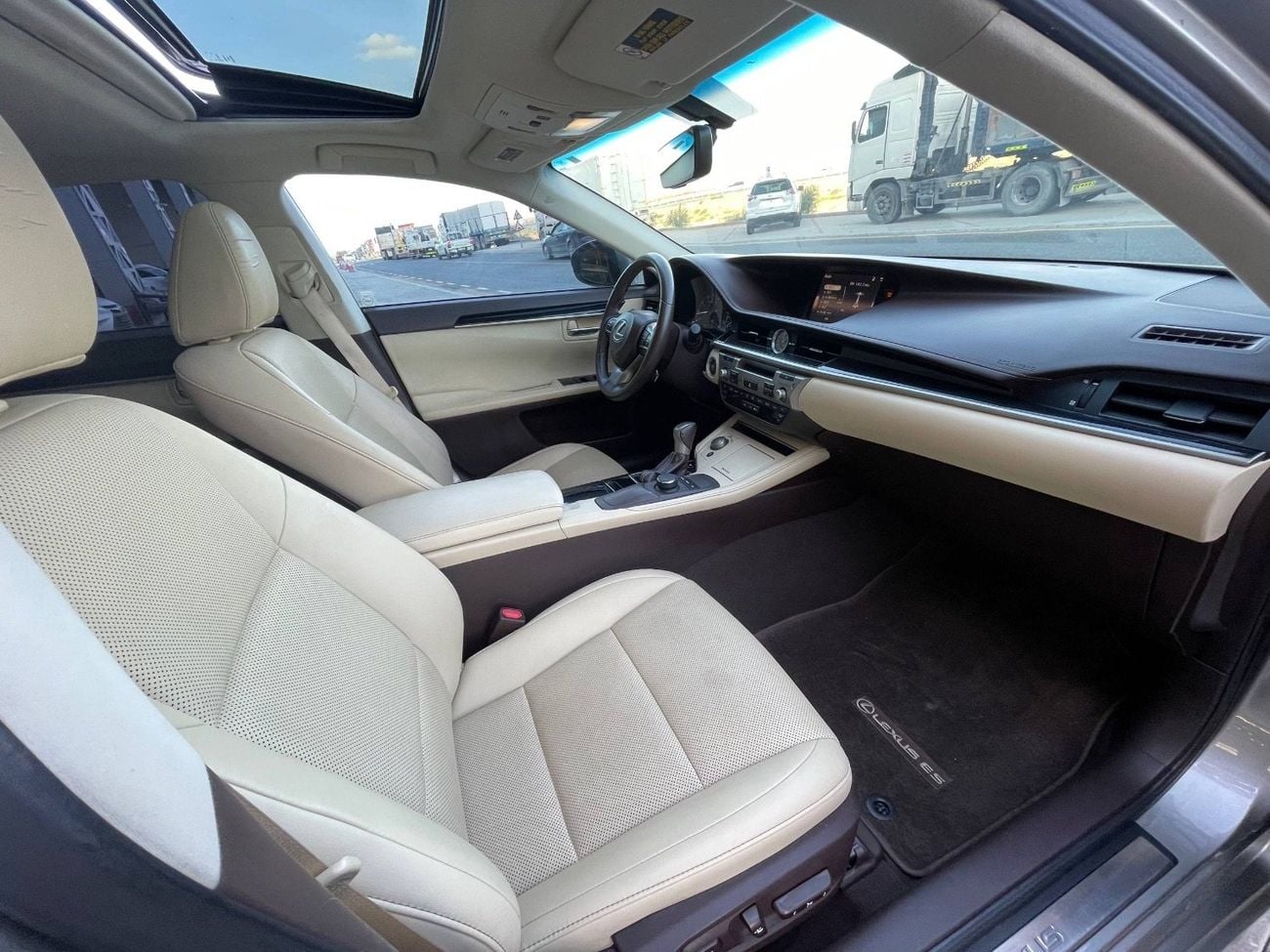 لكزس ES 350 3.5 V6 /PLATINUM COLOR / SCREEN /COOLING AND HEATING SEATS  / IN PERFECT CONDITION