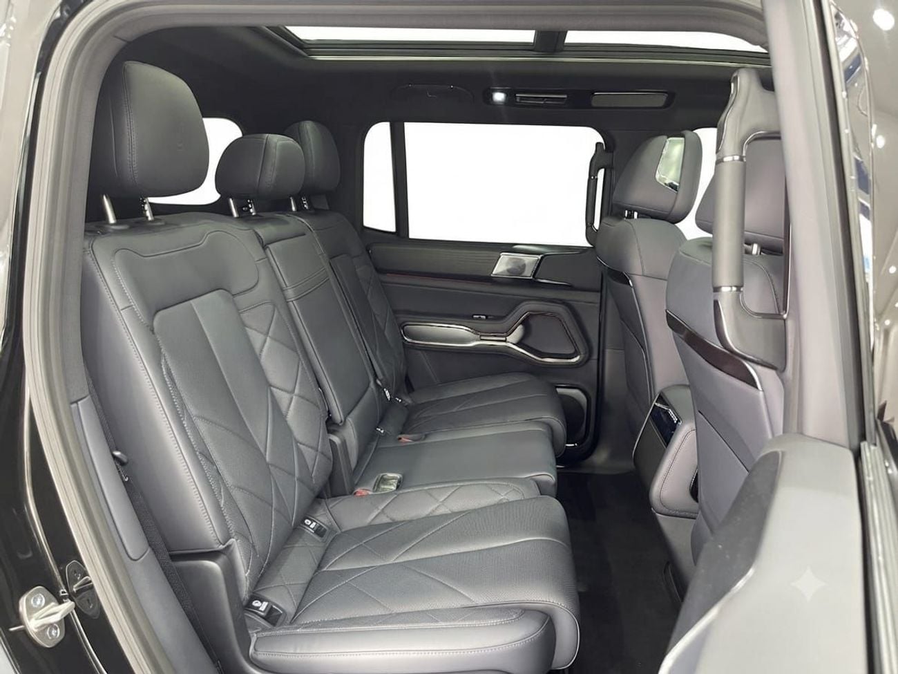 Denza B8 FLAGSHIP PHEV .SUV/CROSSOVER-Four Wheel Drive 7 Seats al- futtaim ▾