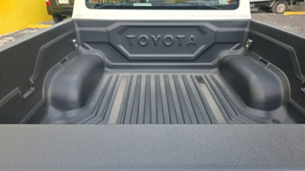 Toyota Hilux Hilux E 2.8L MT