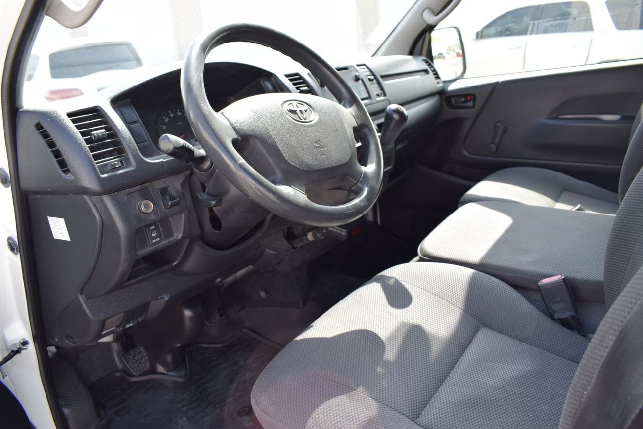 تويوتا هاياس Toyota Hiace 6 seater Van, model:2018.