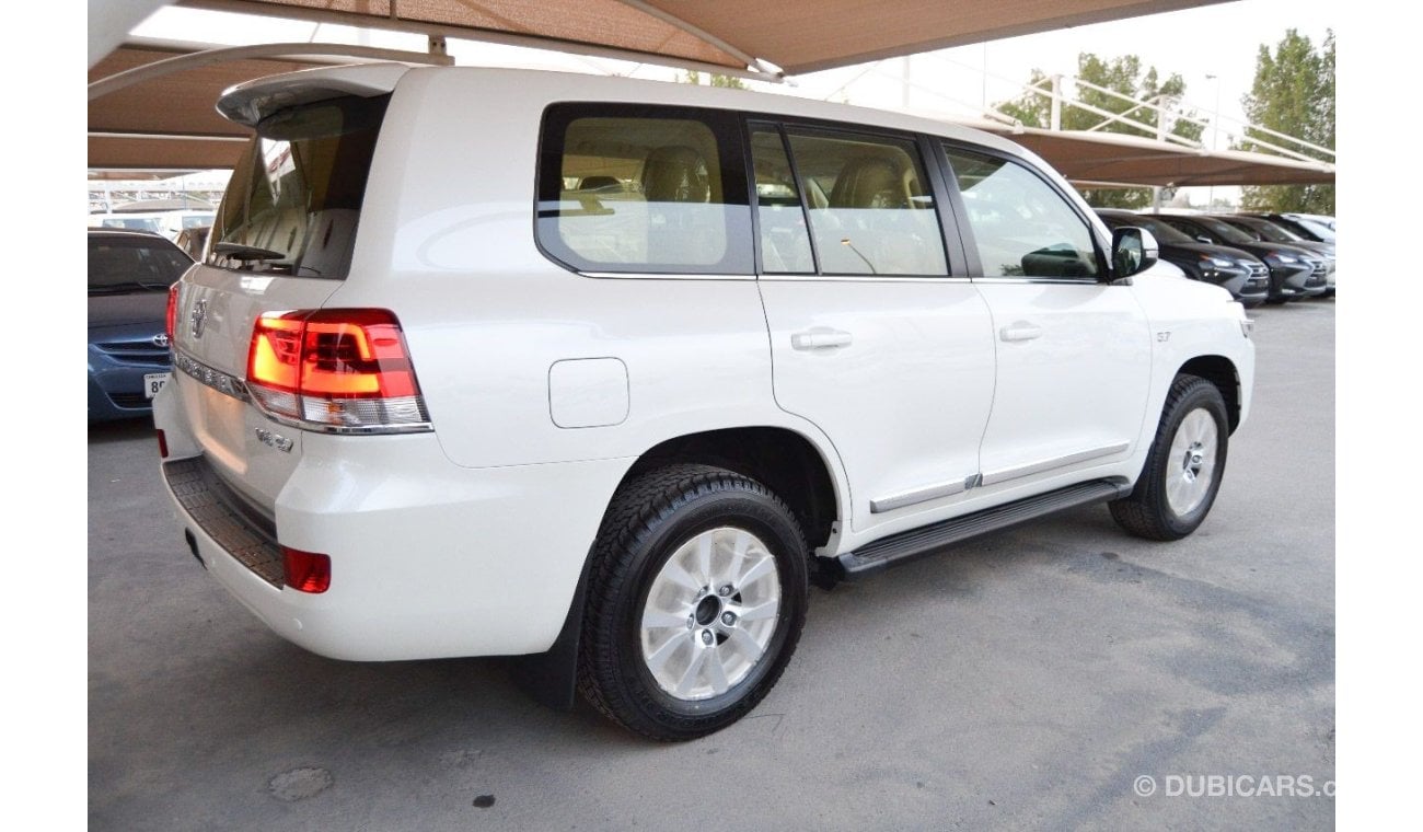 Toyota Land Cruiser 5.7 VX V8 - Model 2017 - White/Beige Interior