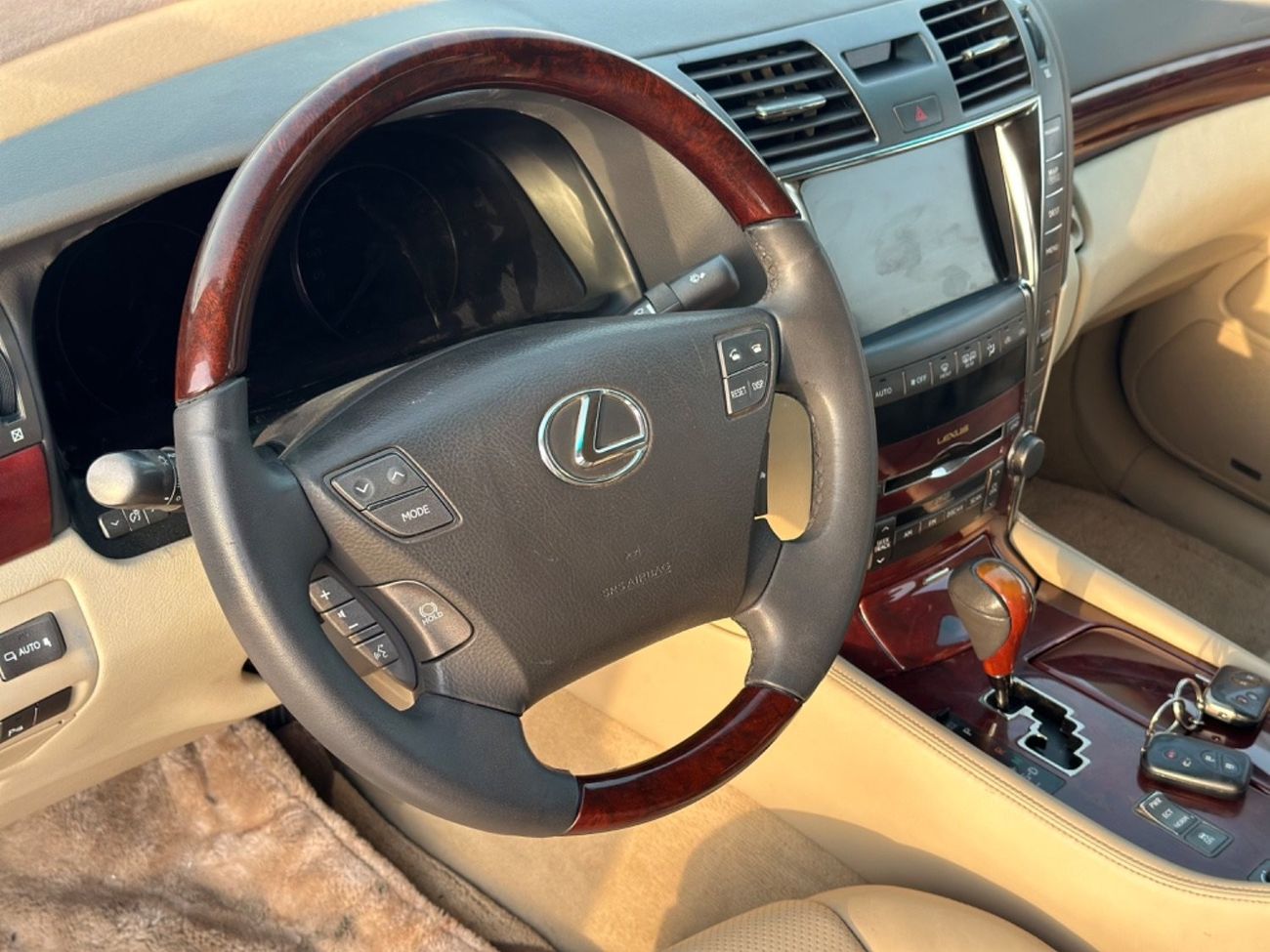 لكزس LS 460 موديل 2009 خليجي فل مواصفات كراسي جلد وفتحه وتحكم كهربي كامل ونظام صوت ممتاز وكاميرا خلفيه