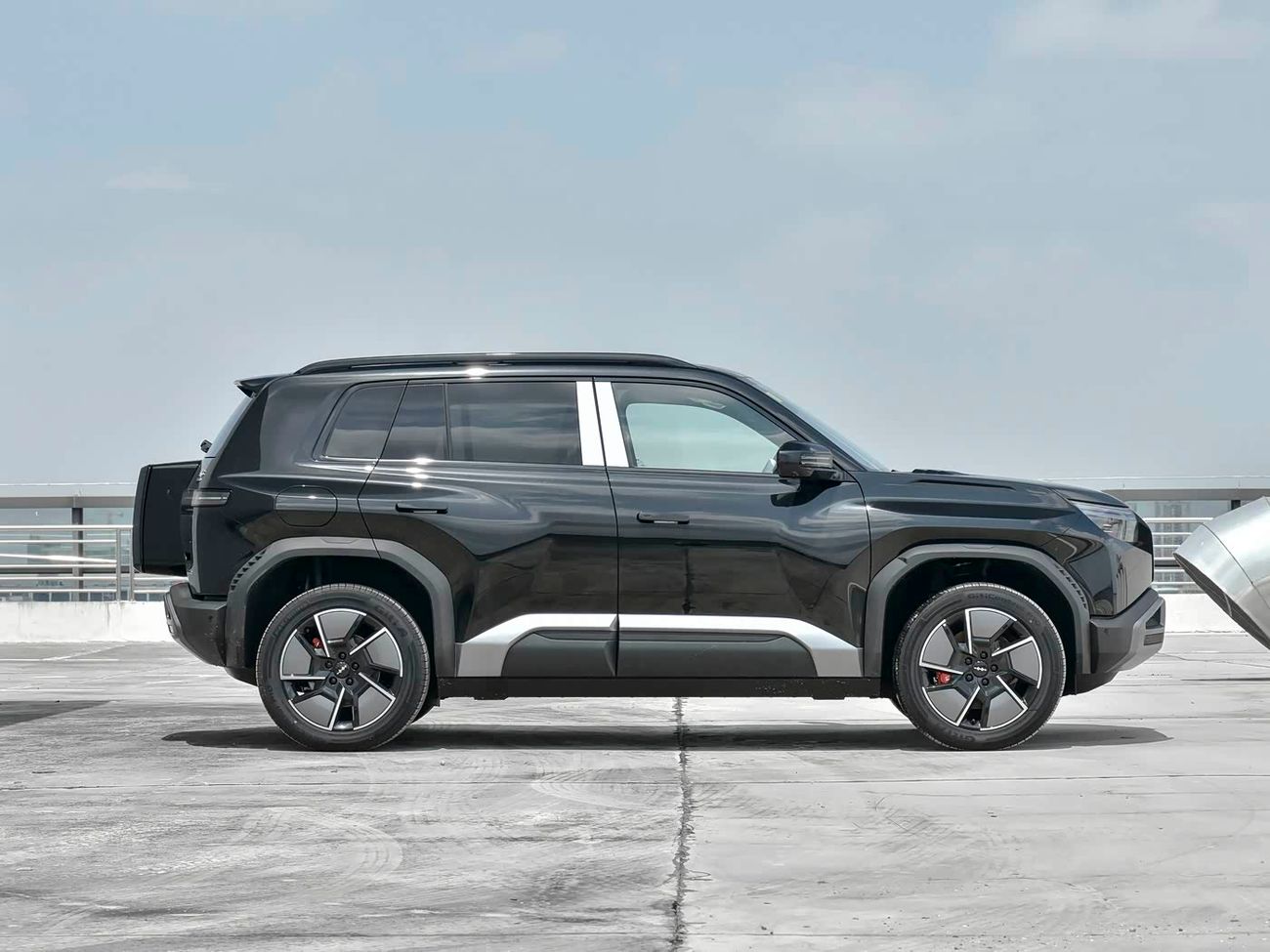 بي واي دي Leopard 3 TITANIUM Featuring the letter "T", a top speed of 501 km/h, and a four-wheel drive super-powerful ve