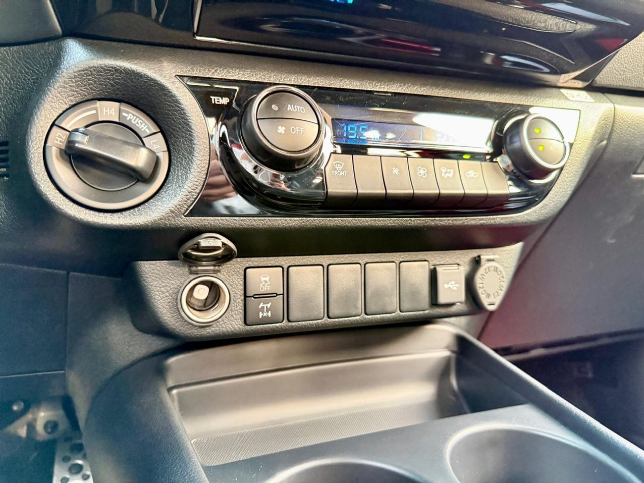 تويوتا هيلوكس Toyota Hilux GR Sport 4.0L