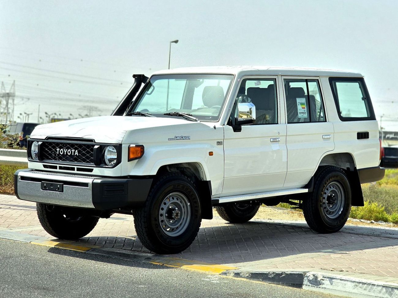 تويوتا لاند كروزر LC76 DIESEL 2.8T - STD - E - DIFF LOCK - A/T - WHITE INSIDE BEIGE - 2025 - OMANI