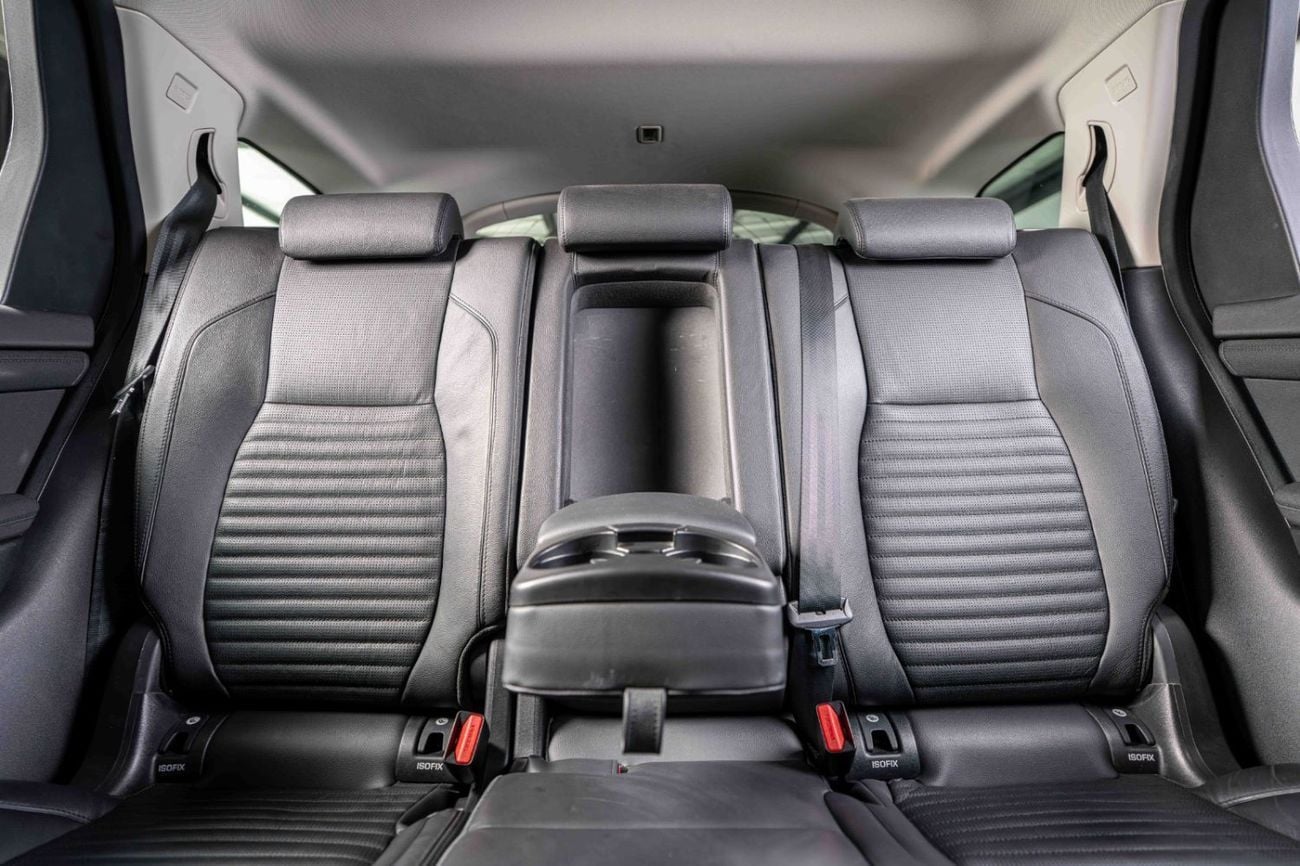 Land Rover Discovery Sport SE P200 2.0L GCC-7 Seater-Al Tayer Full Service History-Black Pack