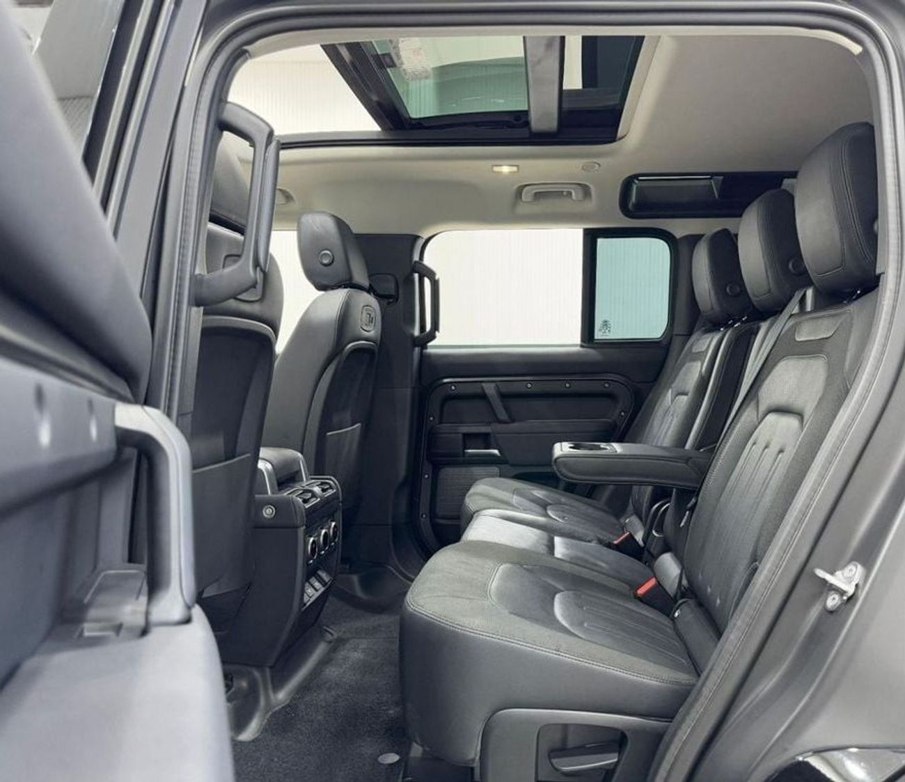 لاند روفر ديفندر 110 S P300 2.0L 2021 Land Rover Defender P300 S 110, Feb 2026 Land Rover Warranty, GCC