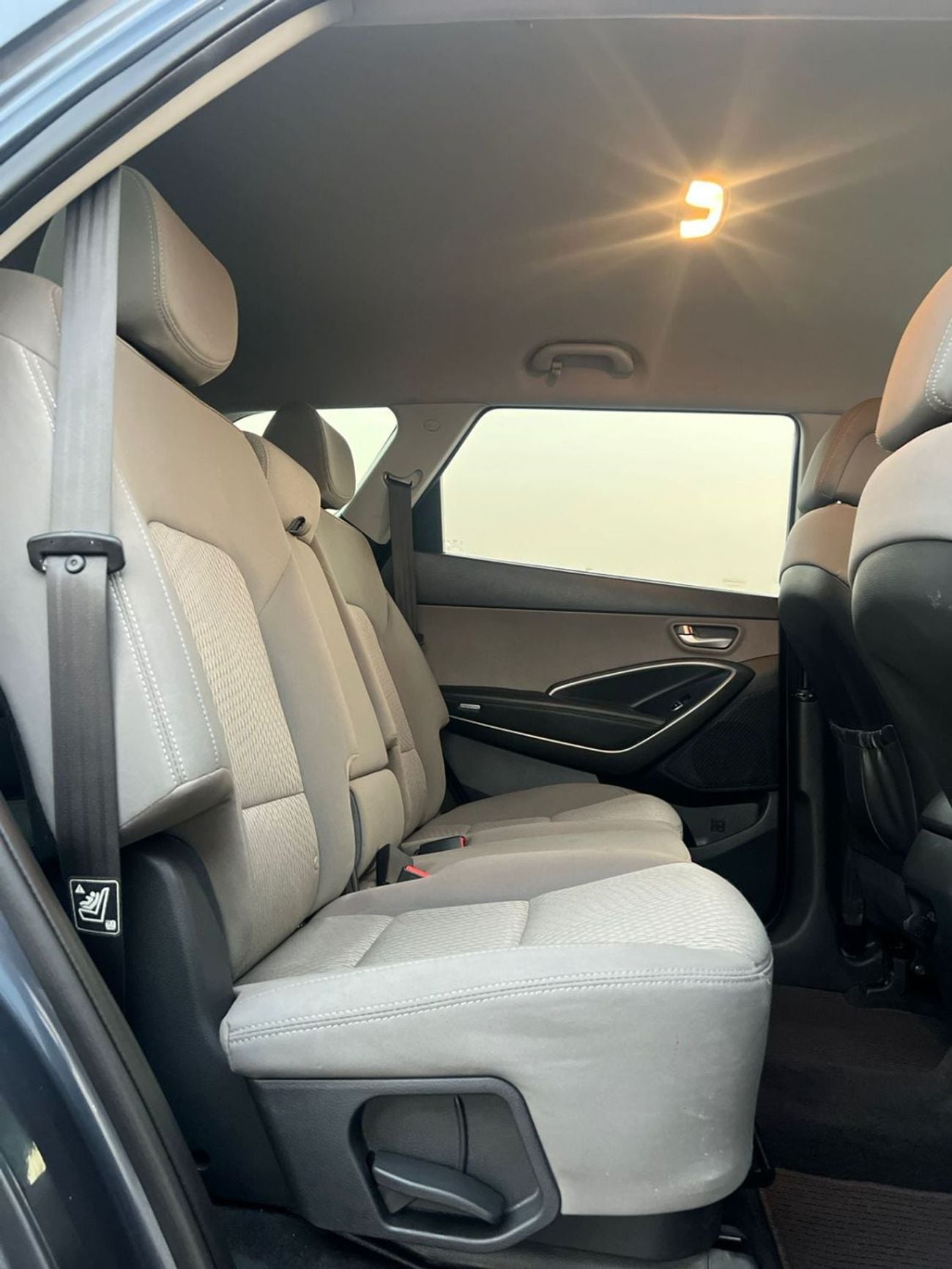 Hyundai Santa Fe STD (NON GCC) 2019 Hyundai Santa Fe - 3.3L V6 - Apple & Android Play - 7 Seater - 42000 Mileage - 41999 AED