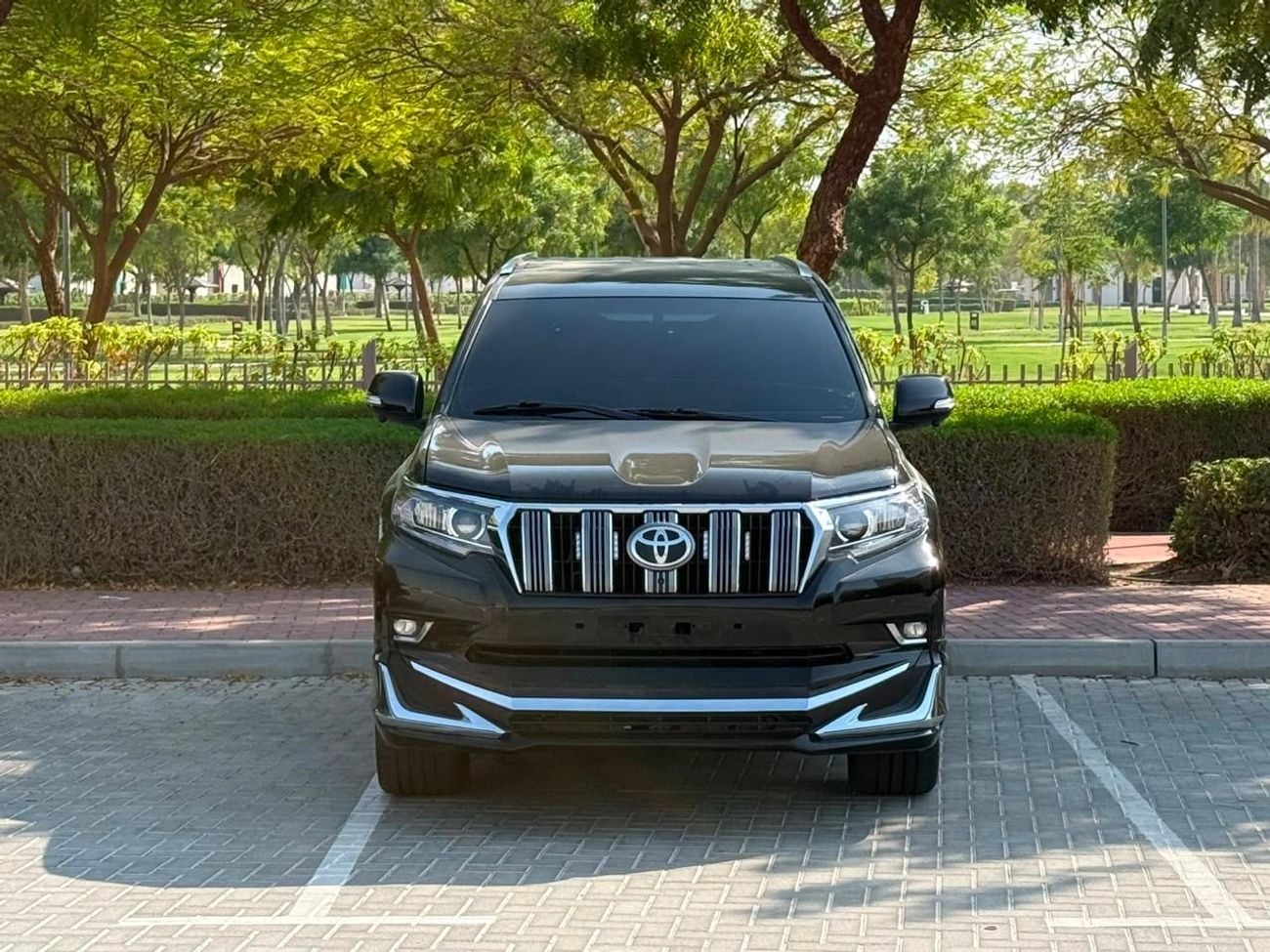 تويوتا برادو TX-L موديل 2023، محرك بنزين V6 سعة 4.0 لتر، اللون أسود، ناقل حركة أوتوماتيكي، مقاعد جلدية سوداء، 7 مقاعد،