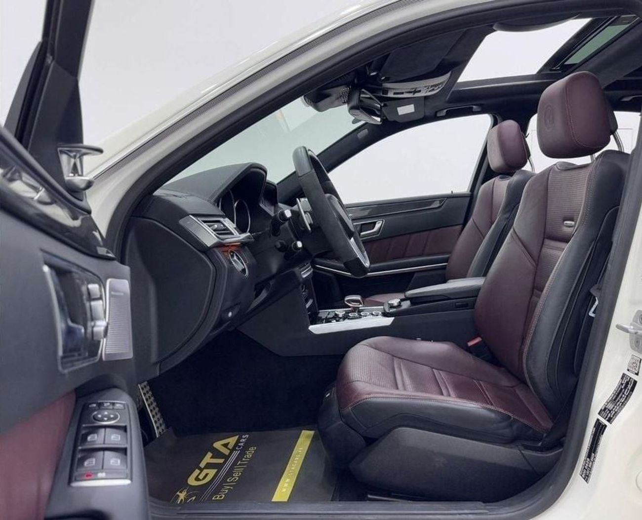 مرسيدس بنز E 63 AMG Std 5.5L 2014 Mercedes Benz E63 AMG 4MATIC, Service History, Full Options, Carbon Fiber Package. GCC