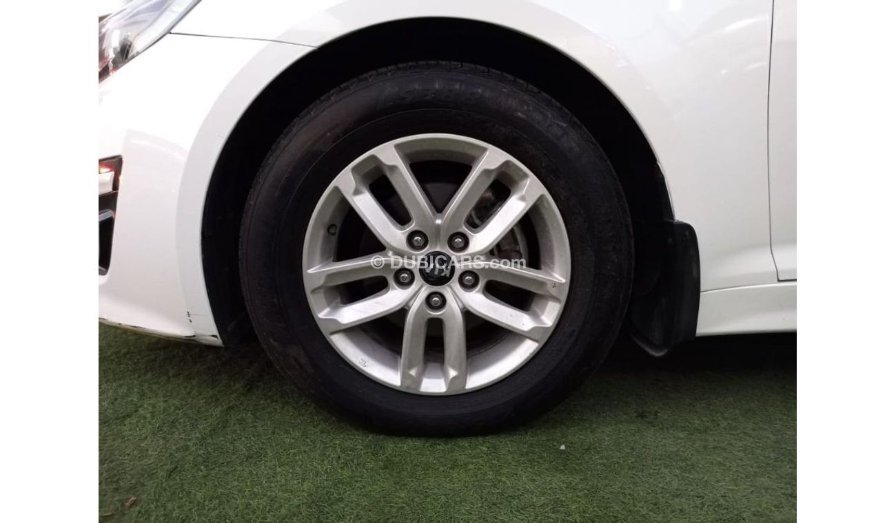 كيا أوبتيما خليجي 2014 لون ابيض داخل بيج رقم 2 رنجات  أنوار ضباب راديو FM مثبت سرعه حساسات لاتحتاج الي مصاريف