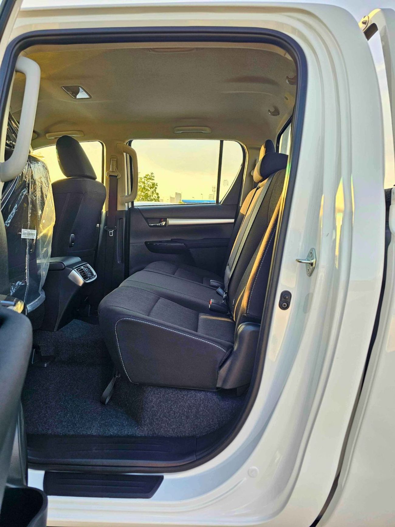 تويوتا هيلوكس SR5 WIDE BODY / 2.4L V4 DIESEL M/T / DVD CAMERA / PUSH START / FULL OPTION (CODE # HDMH2)