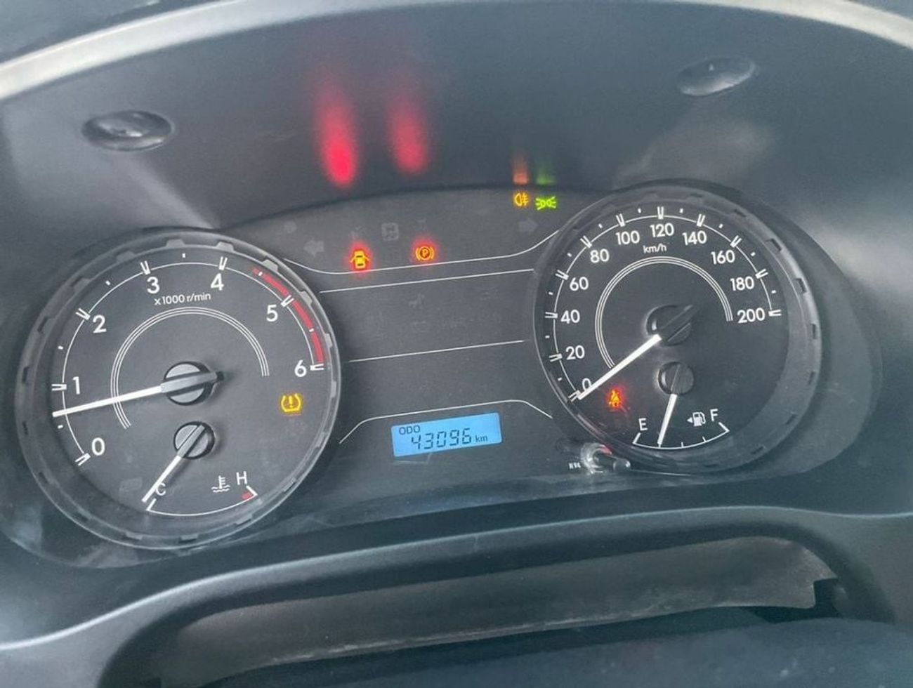 تويوتا هيلوكس 2022 Toyota Hilux Deisel Manual Transmission - 4x4 AWD - 2.4L V4 - Rear CAM - Auto Doors -