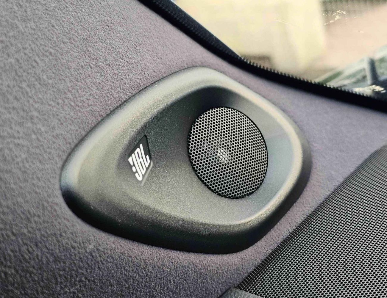 Toyota Land Cruiser VXR VX /4.0L PETROL V6 /RADAR /BIG DVD/JBL SPEAKERS / REAR ENTERTAINMENT DVD /MID OPTION (CODE#VX4MA
