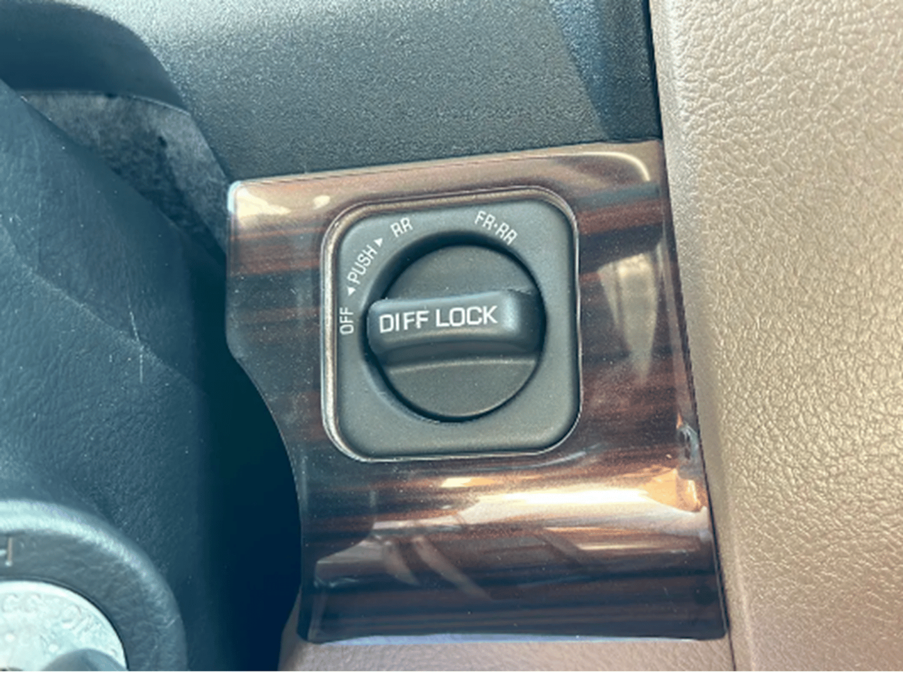 تويوتا لاند كروزر بيك آب ECTATL001 – 2025 Toyota LC79 Double Cab Pick Up - 4.0L Petrol Auto - Full - White with Tan Interior