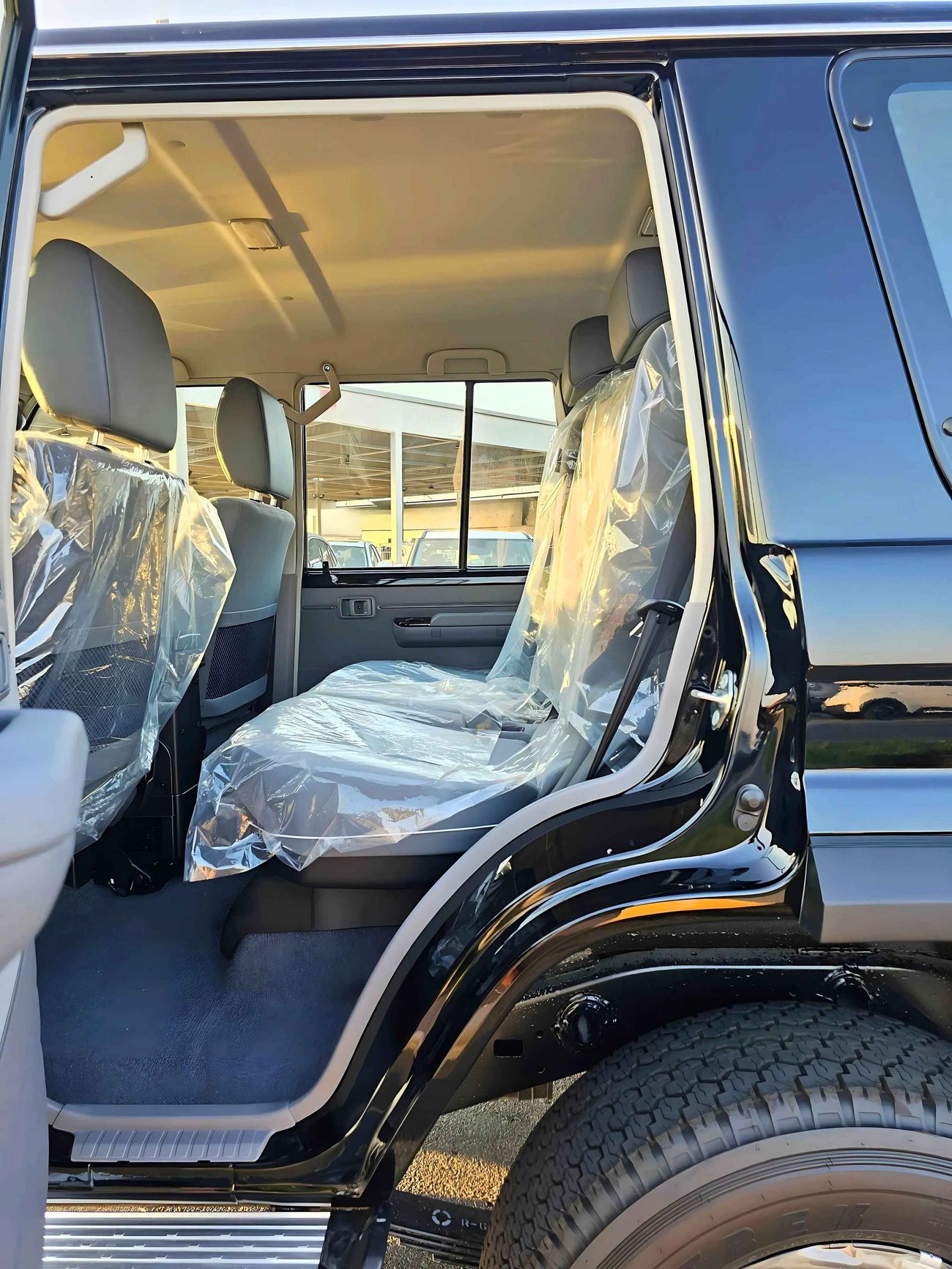 Toyota Land Cruiser 70 STD-HIGH OPTION, 4.0L PETROL V6, M/T, WOOD,STEERING / WINCH SNORKEL (CODE # 68079)