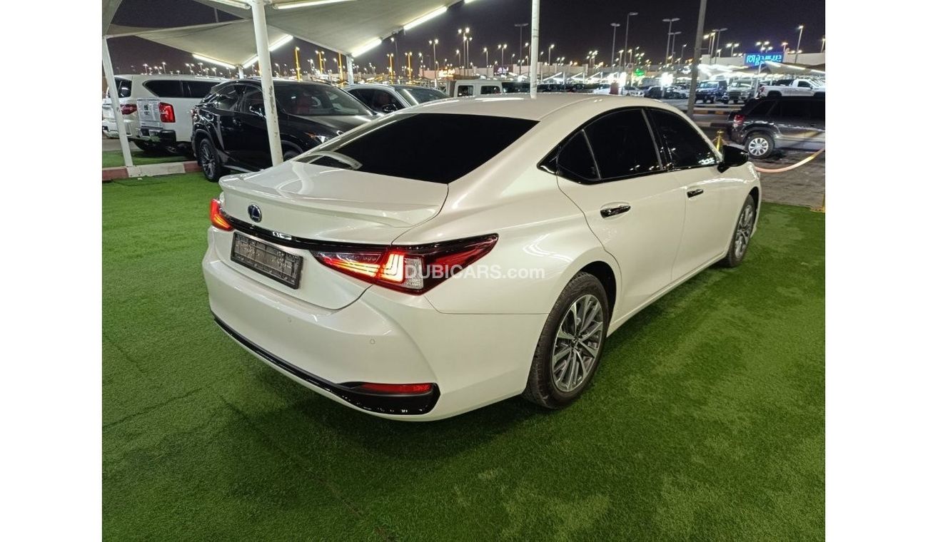 Lexus ES 300 Hybrid The car is in very good condition without accidents.inside and outside is very clean.