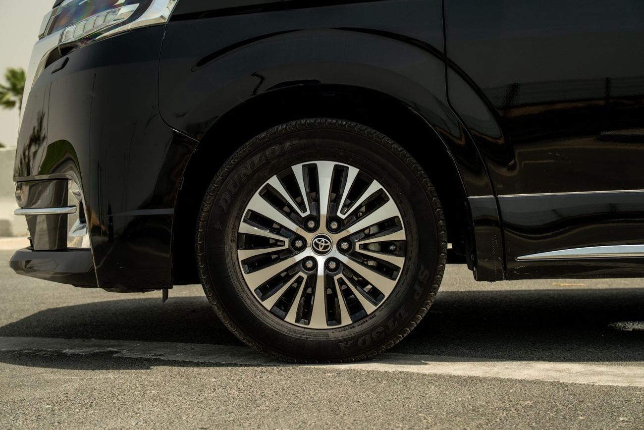 Toyota Granvia 3.5L Premium Premium 2023 3.5L V6 Full Service History GCC