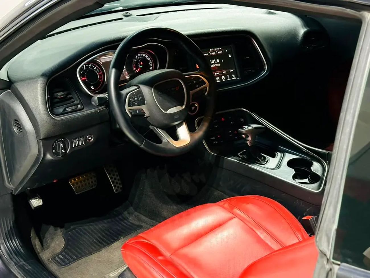 Dodge Challenger R/T Plus 5.7L (372 HP) V8 R/T HEMI 5.7 LITRE GCC SPECS FULL OPTION