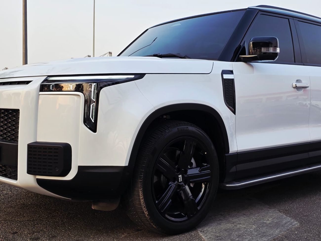 ROX 01 ROX 01 VIP GCC UNDER WARRANTY WITH SERVICE CONTRACT 1.5T 1500CC 18000 KELOMETER 6 SEATS HYBRID