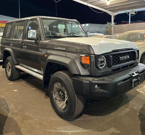 تويوتا لاند كروزر 70 2026 Toyota LC76 4.0L Petrol full option with Radar.
