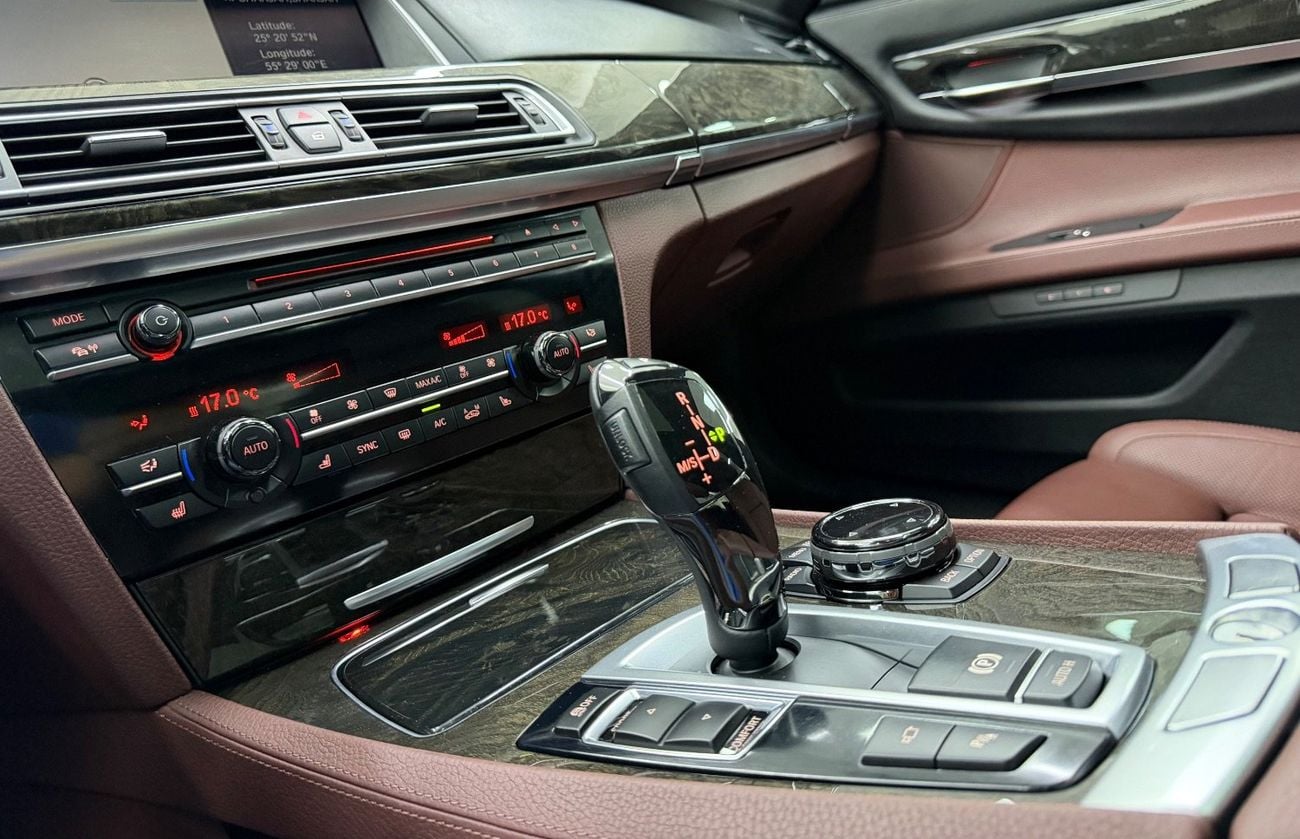BMW 750Li Luxury 4.4L (443 HP)
