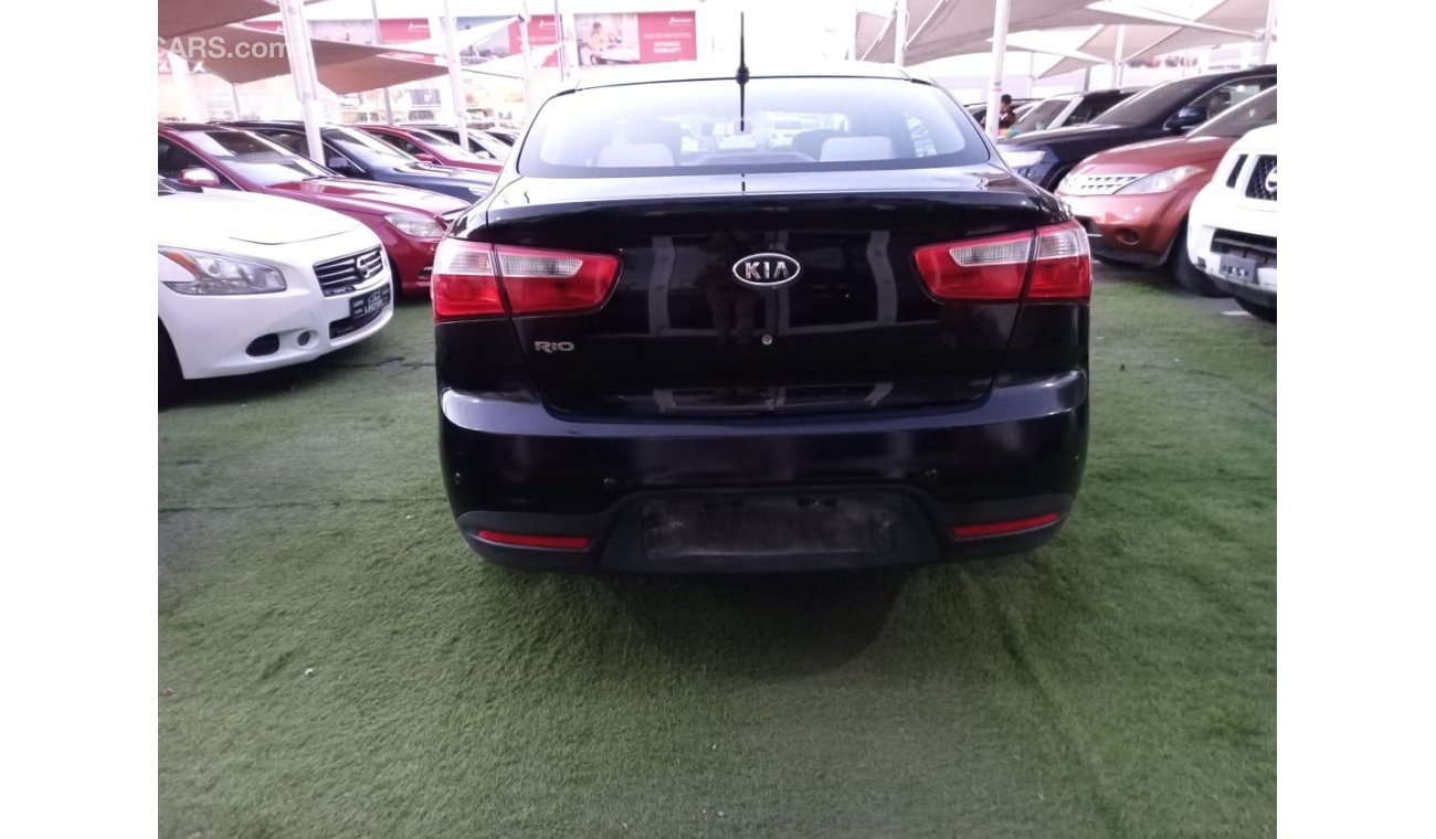 Kia Rio Gulf model 2013, black color, without accidents, wheels in excellent condition, you do not need any