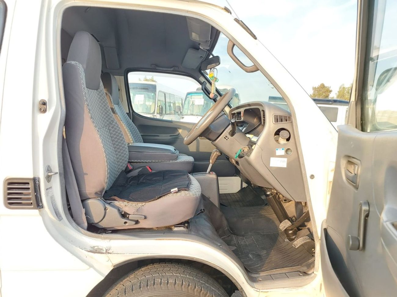 تويوتا هاياس TOYOTA HIACE COMMUTER VAN RHD 2003 MODEL 3.0 L DIESEL AUTOMATIC(PM03773)