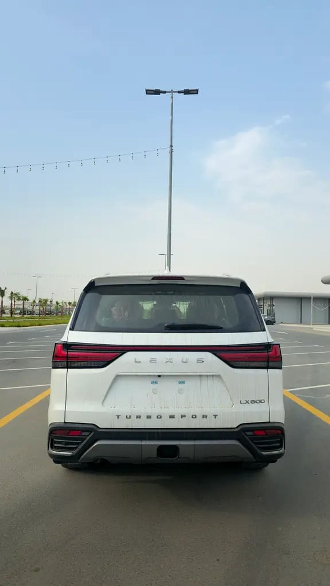 Lexus LX600 SIGNATURE omani spec with park and soft door | GCC Specs | Brand