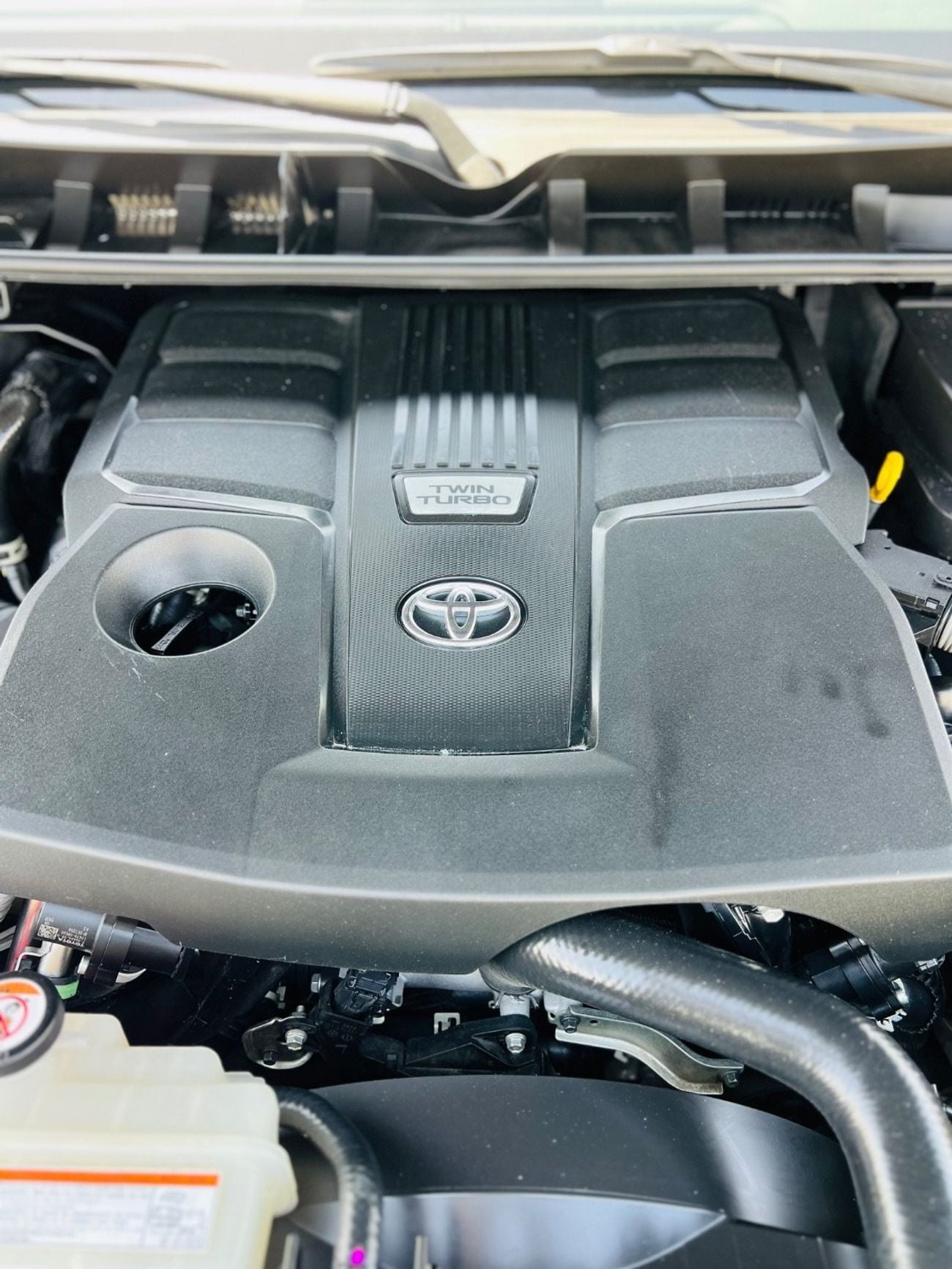 Toyota Land Cruiser GXR TOYOTA: Land Cruiser TWIN TURBO ENGINE : 3.5L 6 cylinder PETROL MODEL : 2023 COLLAR : BLACK INTERIOR
