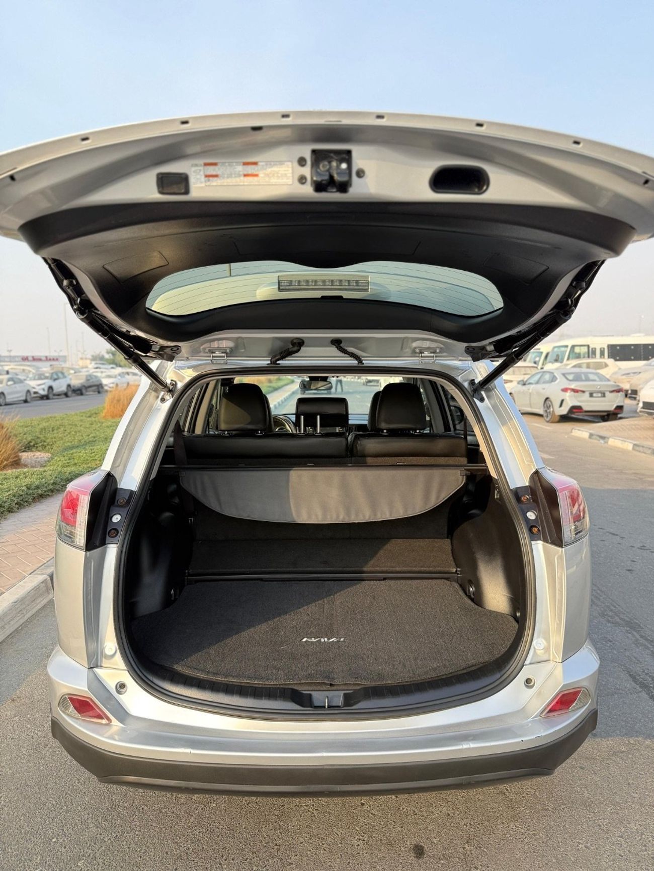 تويوتا راف ٤ XLE Hybrid sunroof,push start full Option