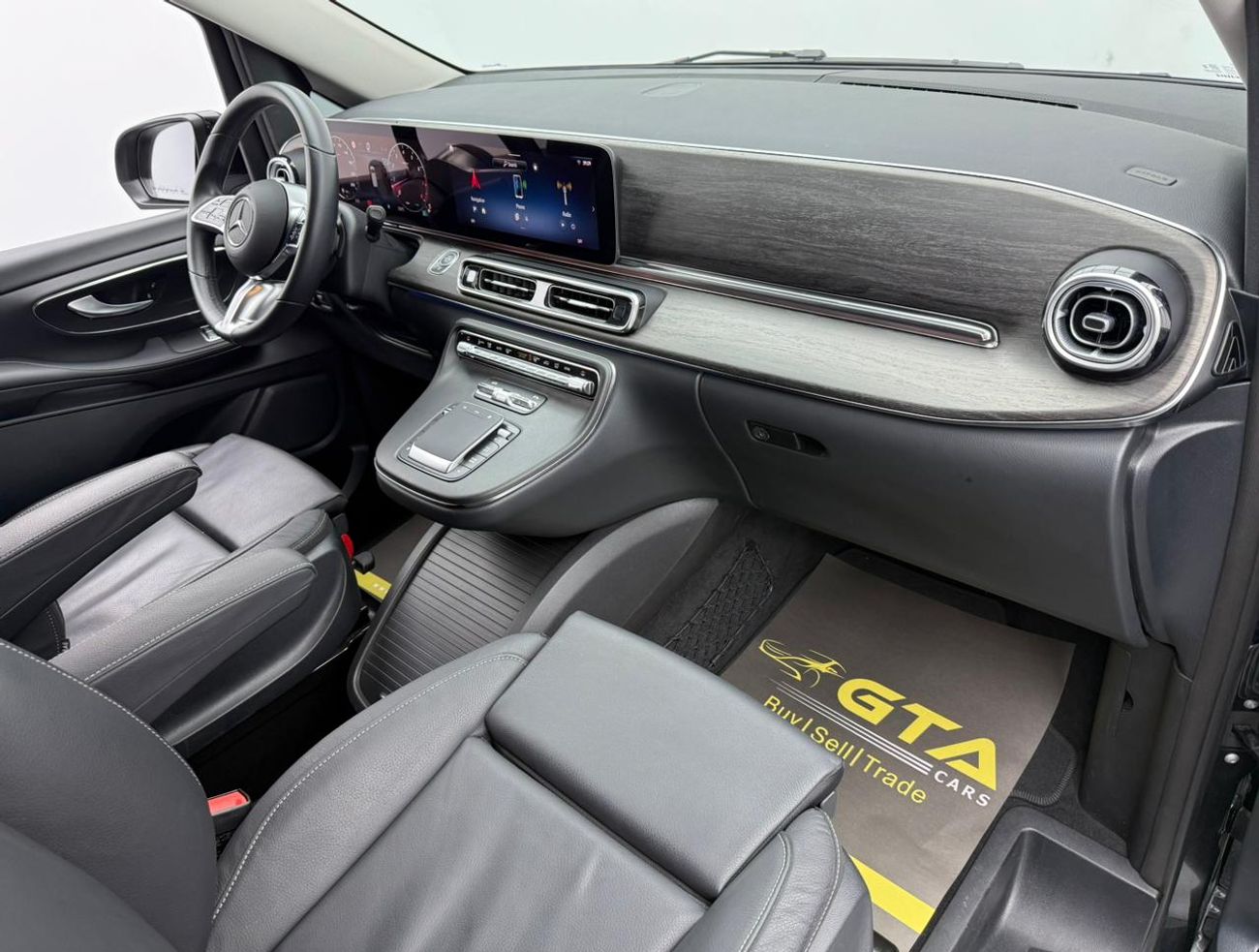 Mercedes-Benz V 300 2025 Mercedes Benz V300, 2026 Mercedes Warranty, Full MB Service History, Excellent Condition, GCC