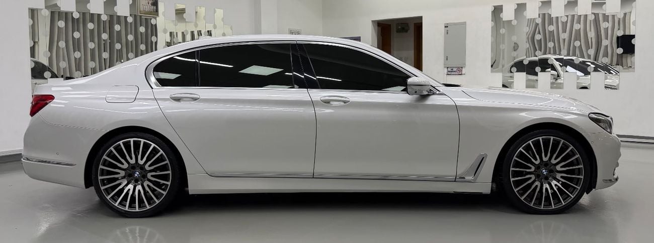 BMW 750Li xDrive 4.4L (530 HP)