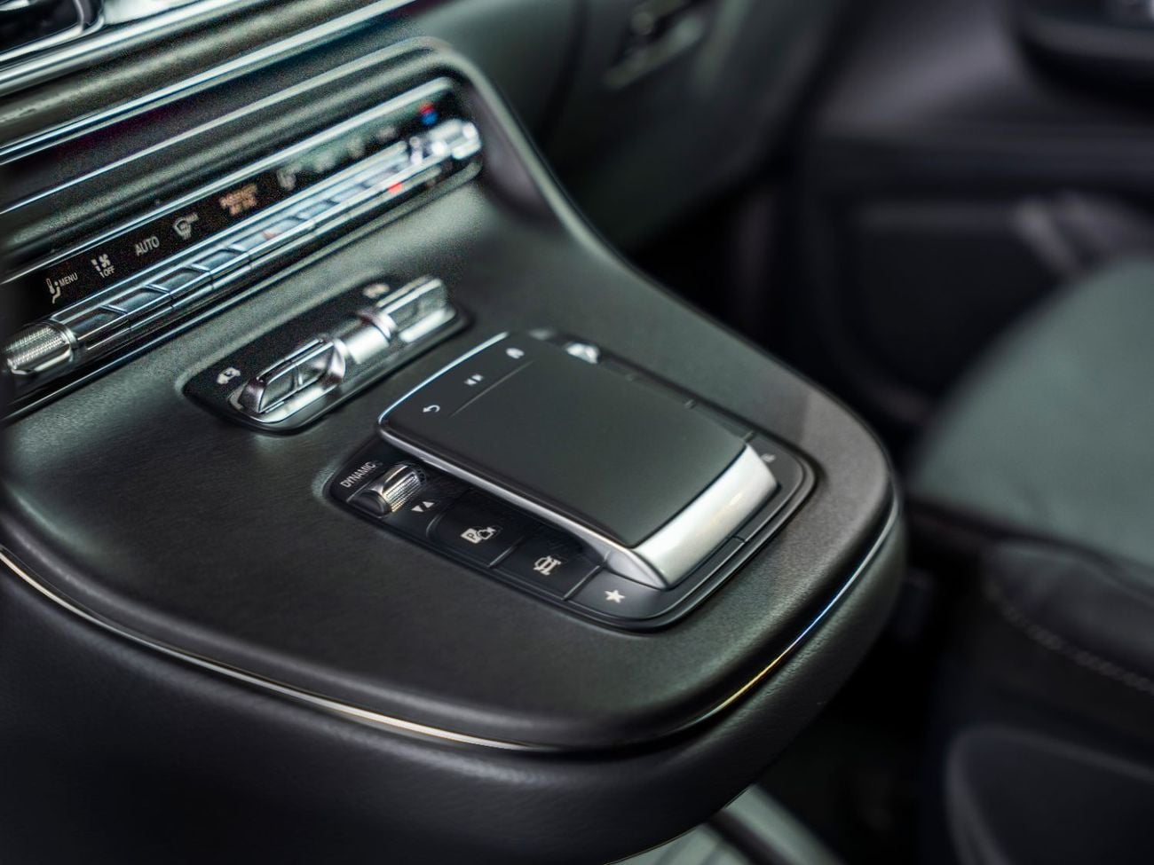 Mercedes Benz V300 AVANTGARDE with Additional Rear A/C