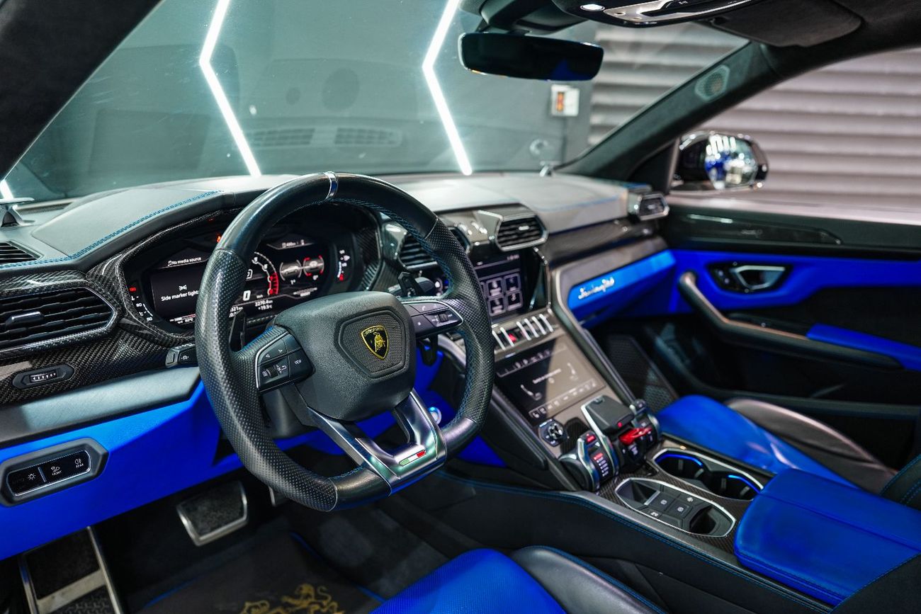 لامبورغيني اوروس Carbon Interior, Panoramic Roof, Two-Tone Interior, Lamborghini Warranty!!