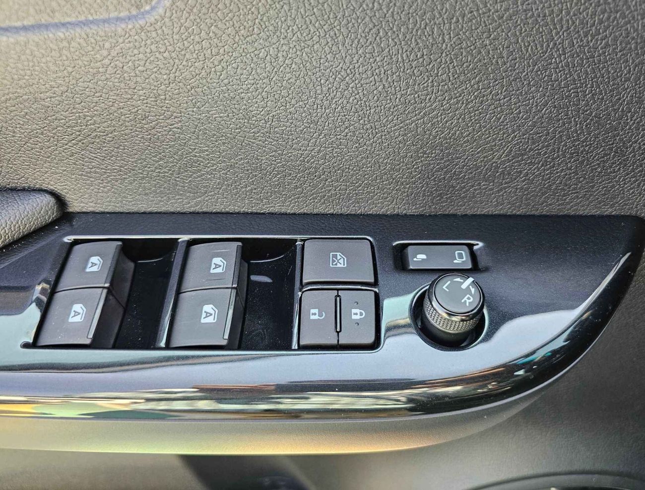 Toyota Hilux ADVENTURE, 4.0L PETROL, A/T, 360* CAMERA, "18" A/WHEELS WITH ROLL BAR  (CODE #  HPV6AF)