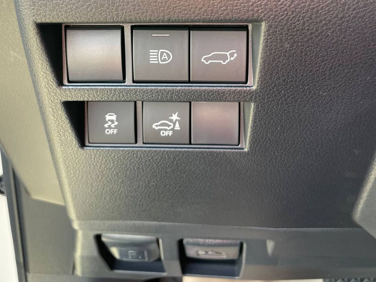 Toyota Land Cruiser Toy. L/C300 ZX 3.3L DSL A/T Floor 23YM -7 SEATERS - EURO - WHT_RED (EXPORT OFFER)