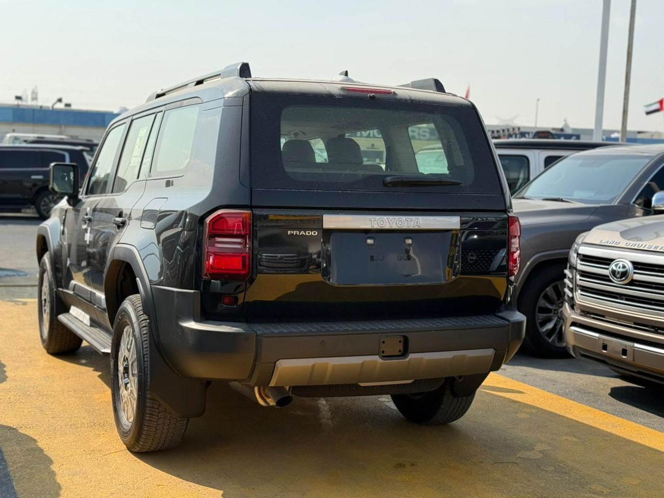 تويوتا برادو TOYOTA PRADO  2.4 L     V4  MODEL 2026  HP.    264 INTERIOR BAGE  COLLAR black