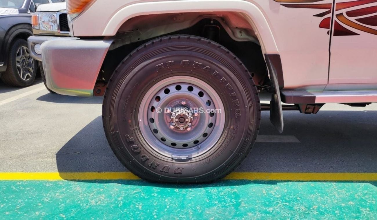 Toyota Land Cruiser Pick Up Toyota Land Cruiser Pick Up Single Cabin M/T 4.5L V8 Diesel 4X4 White color