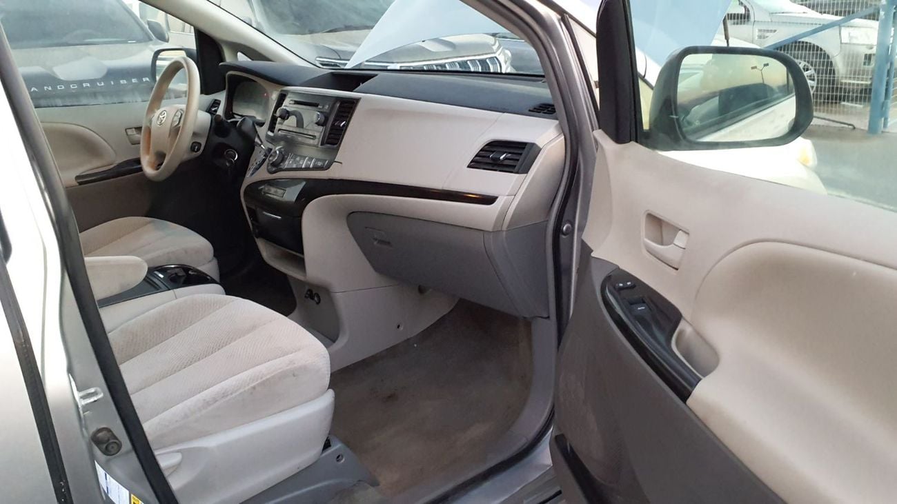 Toyota Sienna LE (NON GCC)