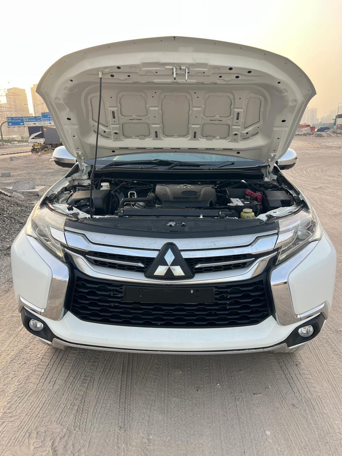 ميتسوبيشي باجيرو diesel 2.4 liter ,right hand drive only for export available ,full options