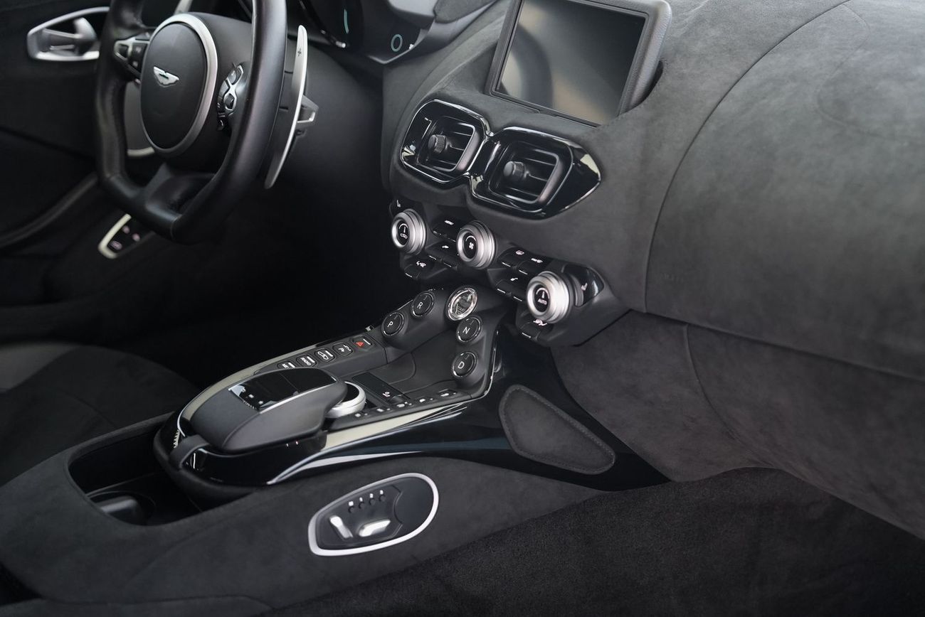 أستون مارتن فانتيج Std 4.0L