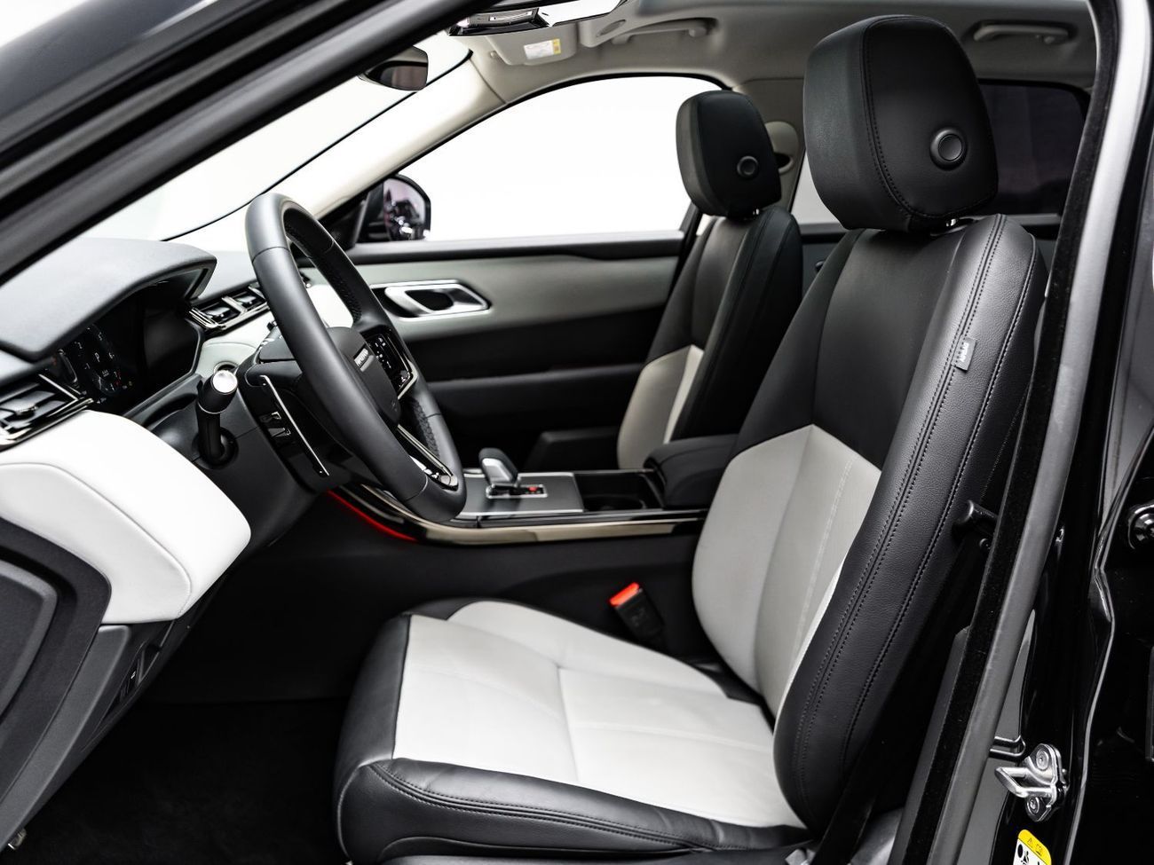 Land Rover Range Rover Velar P250 2.0L (246 HP) 2025 Range Rover Velar Dynamic SE P250, November 2029 Al Tayer Warranty + Service