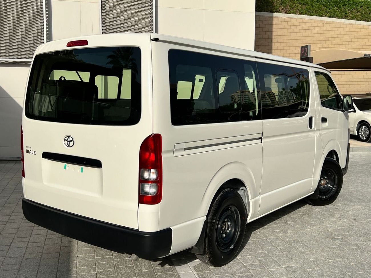 تويوتا هاياس 2025 Toyota Hiace Deluxe 15-Seater Standard Low-Roof 2.5L 4-Cyl Diesel M/T RWD Only For Africa