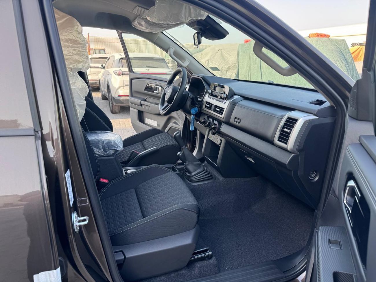 Mitsubishi L200 MITSUBISHI L200 Petrol Double Cabin 4WD 5MT 2.5L GLX_Basic Option_Bronze