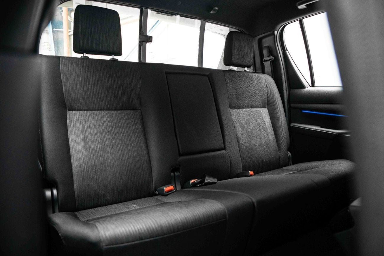 تويوتا هيلوكس Adventure 4.0 - Silver Metallic Inside MLM Black | Export Only