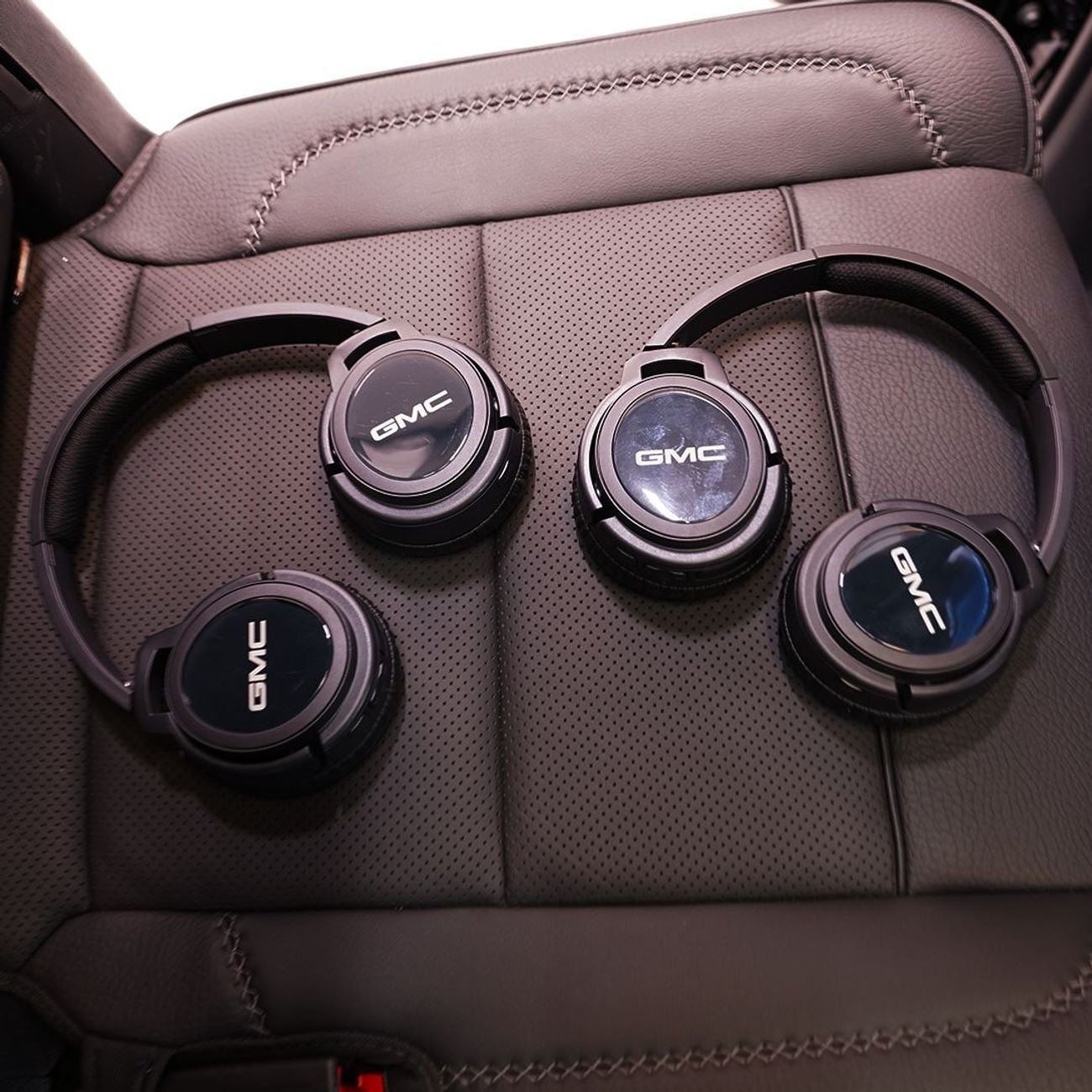 GMC Yukon 6.2 V8 Denali (AWD) 2023 GMC Black Edition, 2028 GMC Warranty + Service Pack, Captain Seats, 7 Seate